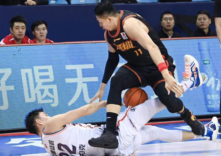 你在读什么?他俯身看了看我手中的书。